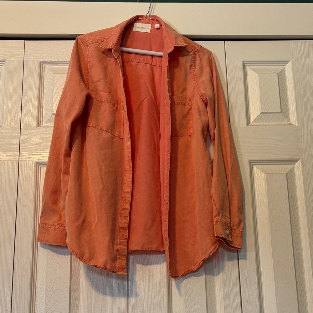 NWOT Mia &. Tess button down Shirt